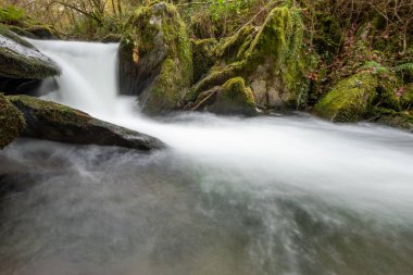 Sonbaharda Exmoor Ulusal Parkı 'ndaki Watersmmet' te Hoar Oak Nehri 'nde bir şelaleye uzun süre maruz kalmak