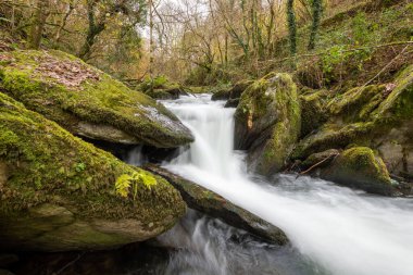 Sonbaharda Exmoor Ulusal Parkı 'ndaki Watersmmet' te Hoar Oak Nehri 'nde bir şelaleye uzun süre maruz kalmak