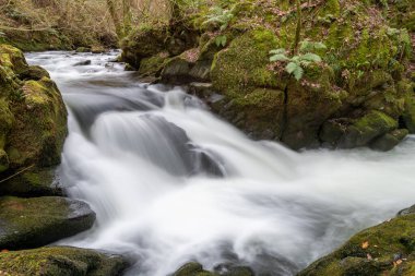 Doğu Lyn nehri üzerinde Exmoor Ulusal Parkı 'ndaki Watersmeet' te uzun süre bir şelale görüldü.