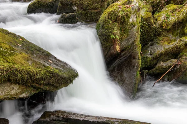 Sonbaharda Exmoor Ulusal Parkı 'ndaki Watersmmet' te Hoar Oak Nehri 'nde bir şelaleye uzun süre maruz kalmak