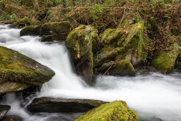 Sonbaharda Exmoor Ulusal Parkı 'ndaki Watersmmet' te Hoar Oak Nehri 'nde bir şelaleye uzun süre maruz kalmak