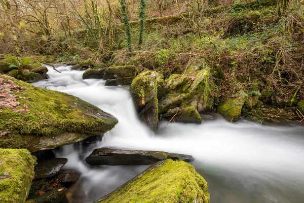 Sonbaharda Exmoor Ulusal Parkı 'ndaki Watersmmet' te Hoar Oak Nehri 'nde bir şelaleye uzun süre maruz kalmak