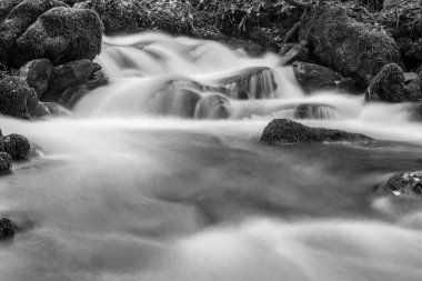 Sonbaharda Exmoor Ulusal Parkı 'ndaki Watersmmet' te Hoar Oak Nehri 'nde bir şelaleye uzun süre maruz kalmak
