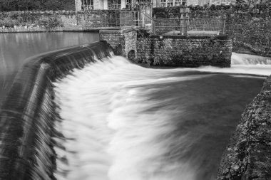 Somerset 'teki Çedar köyündeki bir şelalenin siyah beyaz fotoğrafı