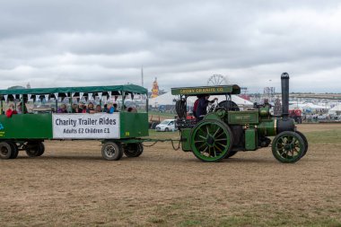 Tarrant Hinton. Dorset. Birleşik Krallık. 25 Ağustos 2022. An Aveling ve Porter 1923. Sınıf M çekici motoru Souter Johny Büyük Dorset Buhar Fuarı 'nda yardım karavanı gezisi düzenliyor.