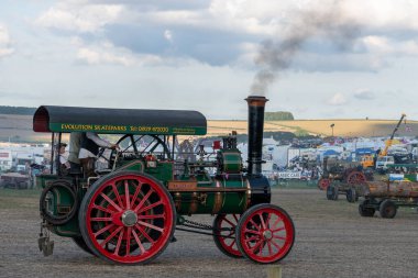 Tarrant Hinton. Dorset. Birleşik Krallık. 25 Ağustos 2022. 1903 'ten kalma Stargazer adlı Foster çekici motoru Büyük Dorset Buhar Fuarı' nda kullanılıyor.