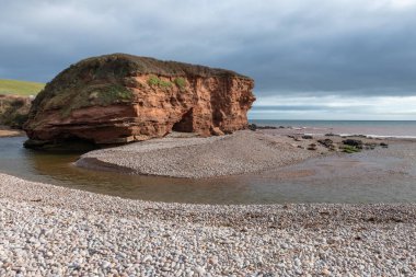 Devon 'da Budleigh Salterton' daki nehir samurunun ağzı.