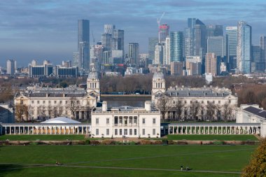 Greenwich. Londra. 1 Aralık 2022. Londra Kraliyet Donanma Koleji ve Canary Wharf 'tan Greenwich Gözlemevi.