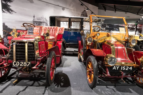 Sparkford. Somerset.Birleşik Krallık. 26 Mart 2023.A Darracq type L from 1903 and Renault type Ax from 1910 Somerset Haynes Motor Museum 'da sergilenmektedir.