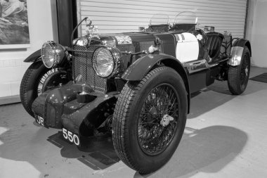 Sparkford. Somerset.Birleşik Krallık. 26 Mart 2023 1930 'lu yılların MG K tipi spor arabası Somerset' teki Haynes Motor Müzesi 'nde sergileniyor.