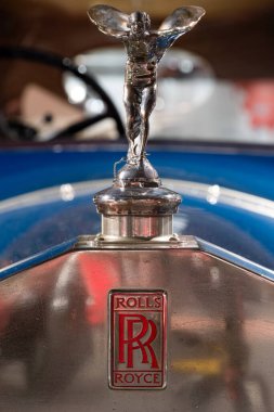 Sparkford. Somerset. Birleşik Krallık. 26 Mart 2023. 1930 Rolls Royce Phantom 2 Sedanca Deville 'in kaput süslemesinin kapağı Somerset' teki Haynes Motor Müzesi 'nde sergileniyor.