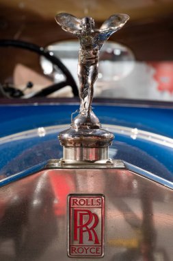 Sparkford. Somerset. Birleşik Krallık. 26 Mart 2023. 1930 Rolls Royce Phantom 2 Sedanca Deville 'in kaput süslemesinin kapağı Somerset' teki Haynes Motor Müzesi 'nde sergileniyor.