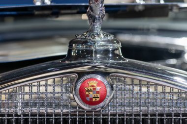 Sparkford. Somerset. 26 Mart 2023. Cadillac Model 452A Madam X Imperial Cabriolet üzerindeki rozet ve kaput süslemesi 1931 'den kalma Somerset Haynes Motor Müzesi' nde.