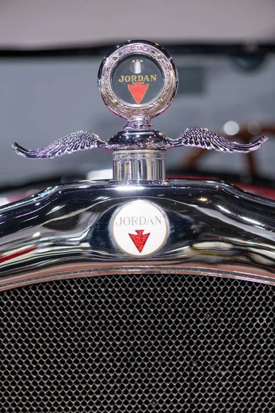 stock image Sparkford.Somerset.United Kingdom.March 26th 2023.Close up of the badge and bonnet ornament on a 1928 Jordan Playboy Special at the Haynes Motor Museum in Someset