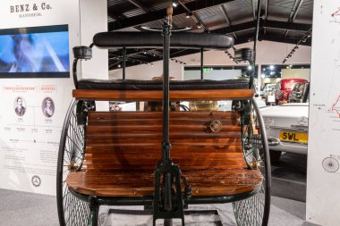 Sparkford. Somerset. Birleşik Krallık. 26 Mart 2023. Benz Patent Otomobili, dünyanın ilk otomobili olduğu sanılan Somerset 'teki Haynes Motor Müzesi' nde sergileniyor.