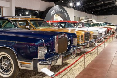 Sparkford. Somerset. Birleşik Krallık. 26 Mart 2023. Somerset 'teki Haynes Motor Müzesi' nde bir dizi klasik Amerikan arabası sergileniyor.