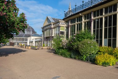 Buxton. Derby Shire. Birleşik Krallık. 3 Haziran 2023. Buxton 'daki Pavilion Gardens' taki konservatuarın fotoğrafı.