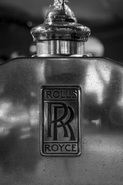 Sparkford. Somerset. 26 Mart 2023. Rolls Royce logosunun 1930 Rolls Royce Phantom 2 Sedanca Deville üzerindeki kapanışı Haynes Motor Müzesi 'nde sergileniyor.