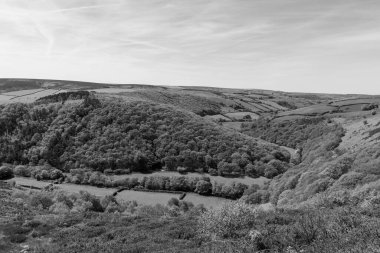 Exmoor Ulusal Parkı 'ndaki Doone Vadisi' nin siyah beyaz fotoğrafı.