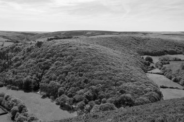Exmoor Ulusal Parkı 'ndaki Doone Vadisi' nin siyah beyaz fotoğrafı.