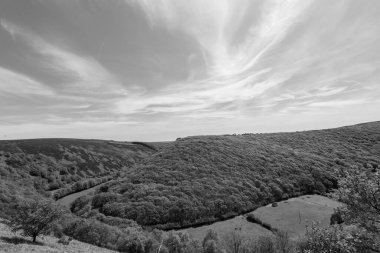 Exmoor Ulusal Parkı 'ndaki Doone Vadisi' nin siyah beyaz fotoğrafı.