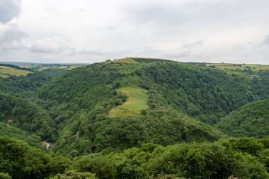 Exmoor Ulusal Parkı 'ndaki Watersmeet Vadisi Countisbury Tepesi' nin tepesinden görüntü