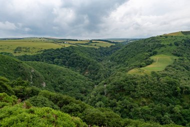 Exmoor Ulusal Parkı 'ndaki Watersmeet Vadisi Countisbury Tepesi' nin tepesinden görüntü