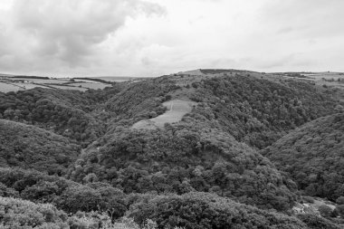 Exmoor Ulusal Parkı 'ndaki Watersmeet Vadisi Countisbury Tepesi' nin tepesinden görüntü