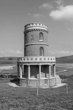 Dorset 'teki Kimmeridge Körfezi' ne bakan Clavell Kulesi