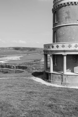 Dorset 'teki Kimmeridge Körfezi' ne bakan Clavell Kulesi