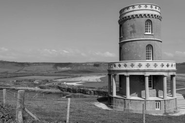 Dorset 'teki Kimmeridge Körfezi' ne bakan Clavell Kulesi