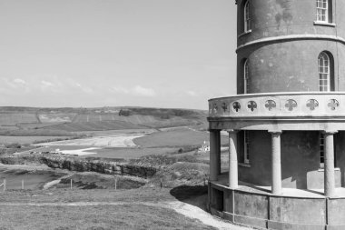 Dorset 'teki Kimmeridge Körfezi' ne bakan Clavell Kulesi