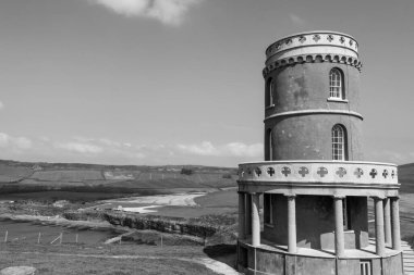 Dorset 'teki Kimmeridge Körfezi' ne bakan Clavell Kulesi