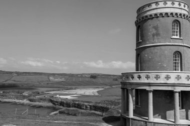 Dorset 'teki Kimmeridge Körfezi' ne bakan Clavell Kulesi