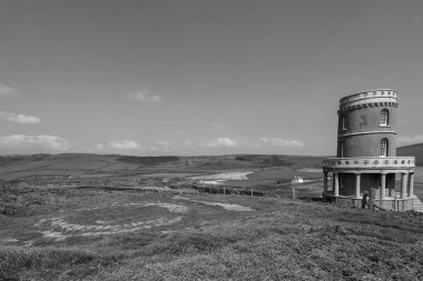 Dorset 'teki Kimmeridge Körfezi' ne bakan Clavell Kulesi