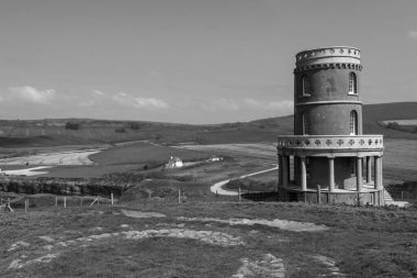 Dorset 'teki Kimmeridge Körfezi' ne bakan Clavell Kulesi