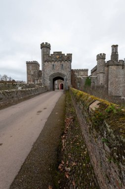 Kenton. Devon. Birleşik Krallık. 17 Şubat 2023. Kapıcı evi ve Devon 'daki Powderham Kalesi' nin batı önü fotoğrafı.