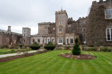 Kenton. Devon. Birleşik Krallık. 17 Şubat 2023. Devon 'daki Powderham Kalesi' nin doğu cephesinin fotoğrafı.