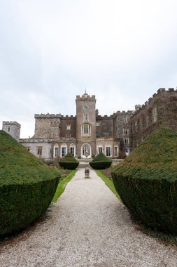 Kenton. Devon. Birleşik Krallık. 17 Şubat 2023. Devon 'daki Powderham Kalesi' nin doğu cephesinin fotoğrafı.