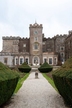 Kenton. Devon. Birleşik Krallık. 17 Şubat 2023. Devon 'daki Powderham Kalesi' nin doğu cephesinin fotoğrafı.