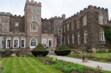 Kenton. Devon. Birleşik Krallık. 17 Şubat 2023. Devon 'daki Powderham Kalesi' nin doğu cephesinin fotoğrafı.