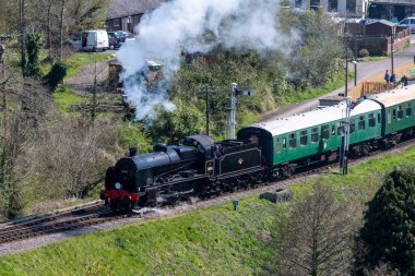 Corfe.Dorset.Birleşik Krallık. 17. 2023 31806 U sınıfı buhar treni Swanage Demiryolu Hattı boyunca ilerliyor.