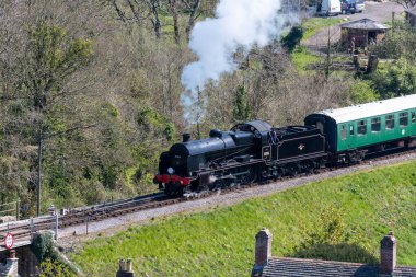 Corfe.Dorset.Birleşik Krallık. 17. 2023 31806 U sınıfı buhar treni Swanage Demiryolu Hattı boyunca ilerliyor.