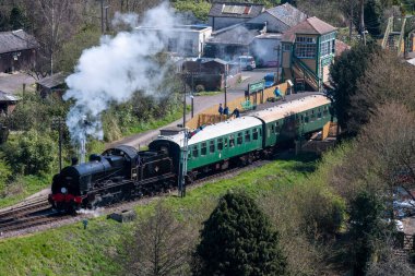 Corfe.Dorset.Birleşik Krallık. 17. 2023 31806 U sınıfı buhar treni Swanage Demiryolu Hattı boyunca ilerliyor.