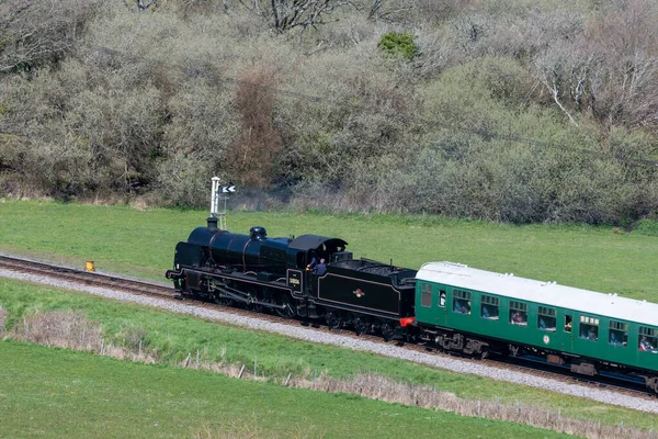 2023年4月17日 英国多塞特 31806型U型蒸汽火车沿着斯瓦纳奇遗产铁路行驶 — 图库照片