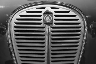 Sparkford. Somerset. Birleşik Krallık. 26 Mart 2023. 1960 'tan itibaren Somerset' teki Haynes Motor Müzesi 'nde bulunan Austin A35 RAC minibüsünün RAC rozetini kapatın.