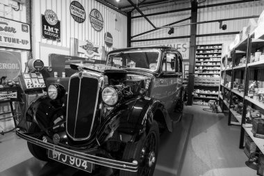 Sparkford. Somerset. Birleşik Krallık. 26 Mart 2023.A 1938 Morris Sekiz Salonu Somerset 'teki Haynes Motor Müzesi' nin eski moda bir garajında sergileniyor.