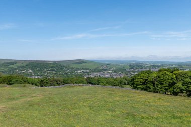 Buxton kasabasının tepesindeki Buxton Country Park 'tan görüntü