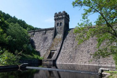 Peak District Ulusal Parkı 'ndaki Derwent barajının fotoğrafı.