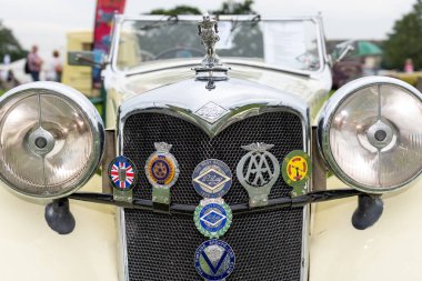 Honiton. Devon. Birleşik Krallık. 2 Temmuz 2021 Eski bir Riley arabasının önünü kapatın.